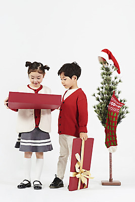 포토 JPG 스튜디오촬영 전신 응시 여자 남자 어린이 크리스마스 겨울 산타모자 실내 서기 미소 들기 누끼 소녀 이벤트 소년 두명 앞모습 옆모습 빨간색 선물상자 파티 한국인 즐거움 흰배경 미니트리 연말 어린이만 국내포토 모자_잡화 시선 계절 기념일 감정 뷰포인트 컬러 백그라운드 모션 표정 선물 사람 동양인 내부 상자 크리스마스트리 흰색 파일형식