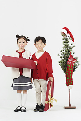 포토 JPG 스튜디오촬영 전신 여자 남자 어린이 크리스마스 겨울 산타모자 실내 서기 미소 들기 누끼 소녀 이벤트 소년 두명 앞모습 빨간색 선물상자 파티 한국인 즐거움 흰배경 미니트리 연말 어린이만 국내포토 모자_잡화 계절 기념일 감정 뷰포인트 컬러 백그라운드 모션 표정 선물 사람 동양인 내부 상자 크리스마스트리 흰색 파일형식