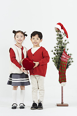 포토 JPG 스튜디오촬영 전신 여자 남자 어린이 크리스마스 겨울 산타모자 실내 서기 미소 들기 누끼 소녀 이벤트 소년 두명 앞모습 빨간색 파티 한국인 하트 즐거움 흰배경 미니트리 연말 어린이만 국내포토 모양 모자_잡화 계절 기념일 감정 뷰포인트 컬러 백그라운드 모션 표정 사람 동양인 내부 크리스마스트리 흰색 파일형식