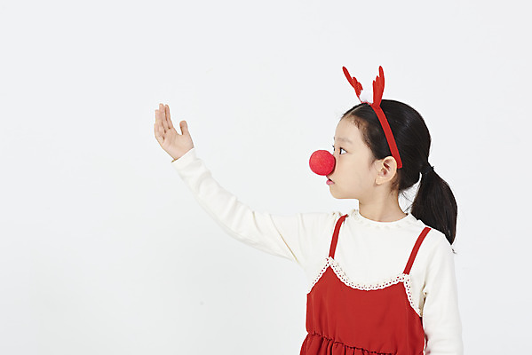 포토 JPG 스튜디오촬영 응시 여자 어린이 크리스마스 겨울 실내 한명 서기 누끼 손짓 소녀 이벤트 상반신 앞모습 빨간색 파티 한국인 빨간코 즐거움 흰배경 루돌프머리띠 루돌프분장 연말 소녀한명만 국내포토 1 시선 계절 기념일 감정 뷰포인트 컬러 백그라운드 모션 사람 동양인 내부 분장 흰색 머리띠 여자한명만 소녀만 파일형식