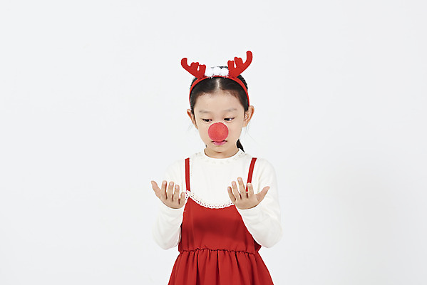 포토 JPG 스튜디오촬영 손 응시 여자 어린이 크리스마스 겨울 실내 한명 서기 누끼 소녀 이벤트 상반신 앞모습 빨간색 파티 한국인 빨간코 즐거움 흰배경 루돌프머리띠 루돌프분장 연말 소녀한명만 국내포토 1 시선 계절 기념일 감정 뷰포인트 컬러 백그라운드 모션 사람 동양인 내부 신체부위 분장 흰색 머리띠 여자한명만 소녀만 파일형식
