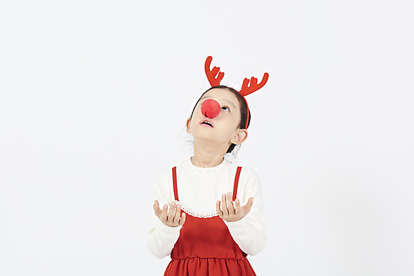 포토 JPG 스튜디오촬영 응시 여자 어린이 크리스마스 겨울 실내 한명 서기 누끼 소녀 이벤트 상반신 앞모습 빨간색 파티 한국인 올려보기 빨간코 즐거움 흰배경 루돌프머리띠 루돌프분장 연말 소녀한명만 국내포토 1 시선 계절 기념일 감정 뷰포인트 컬러 백그라운드 모션 사람 동양인 내부 분장 흰색 머리띠 여자한명만 소녀만 파일형식