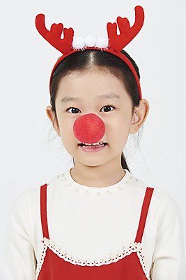 포토 JPG 스튜디오촬영 여자 어린이 크리스마스 겨울 실내 한명 서기 미소 누끼 소녀 이벤트 상반신 앞모습 빨간색 파티 한국인 빨간코 즐거움 흰배경 루돌프머리띠 루돌프분장 연말 소녀한명만 국내포토 1 계절 기념일 감정 뷰포인트 컬러 백그라운드 모션 표정 사람 동양인 내부 분장 흰색 머리띠 여자한명만 소녀만 파일형식