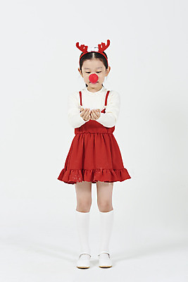 포토 JPG 스튜디오촬영 전신 여자 어린이 크리스마스 겨울 실내 한명 서기 들기 누끼 소녀 이벤트 앞모습 빨간색 파티 한국인 눈 빨간코 즐거움 흰배경 루돌프머리띠 루돌프분장 연말 소녀한명만 국내포토 자연요소 1 계절 기념일 감정 뷰포인트 컬러 백그라운드 모션 날씨 사람 동양인 내부 분장 흰색 머리띠 여자한명만 소녀만 파일형식
