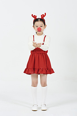 포토 JPG 스튜디오촬영 전신 여자 어린이 크리스마스 겨울 실내 한명 서기 미소 들기 누끼 소녀 이벤트 앞모습 빨간색 파티 한국인 눈 빨간코 즐거움 흰배경 루돌프머리띠 루돌프분장 연말 소녀한명만 국내포토 자연요소 1 계절 기념일 감정 뷰포인트 컬러 백그라운드 모션 날씨 표정 사람 동양인 내부 분장 흰색 머리띠 여자한명만 소녀만 파일형식