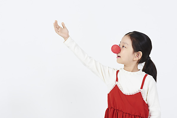 포토 JPG 스튜디오촬영 응시 여자 어린이 크리스마스 겨울 실내 한명 서기 미소 누끼 손짓 소녀 이벤트 상반신 앞모습 빨간색 파티 손들기 한국인 빨간코 즐거움 흰배경 루돌프머리띠 루돌프분장 연말 소녀한명만 국내포토 1 시선 계절 기념일 감정 뷰포인트 컬러 백그라운드 모션 표정 사람 동양인 내부 분장 흰색 머리띠 여자한명만 소녀만 파일형식