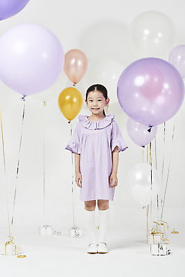 포토 JPG 스튜디오촬영 전신 여자 어린이 실내 한명 서기 미소 누끼 소녀 이벤트 앞모습 선물상자 파티 한국인 즐거움 흰배경 풍선 소녀한명만 국내포토 1 감정 뷰포인트 백그라운드 모션 표정 선물 사람 동양인 내부 상자 흰색 여자한명만 소녀만 파일형식