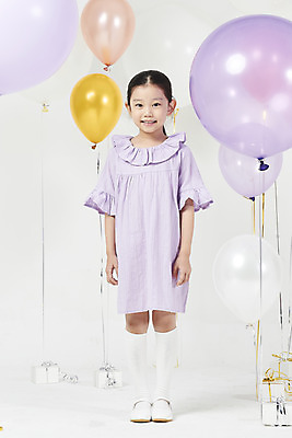 포토 JPG 스튜디오촬영 전신 여자 어린이 실내 한명 서기 미소 누끼 소녀 이벤트 앞모습 선물상자 파티 한국인 즐거움 흰배경 풍선 소녀한명만 국내포토 1 감정 뷰포인트 백그라운드 모션 표정 선물 사람 동양인 내부 상자 흰색 여자한명만 소녀만 파일형식