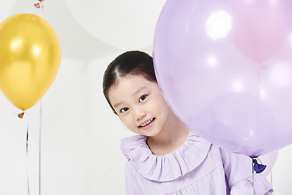 포토 JPG 스튜디오촬영 여자 어린이 실내 한명 서기 미소 누끼 소녀 이벤트 상반신 앞모습 파티 한국인 즐거움 흰배경 풍선 소녀한명만 국내포토 1 감정 뷰포인트 백그라운드 모션 표정 사람 동양인 내부 흰색 여자한명만 소녀만 파일형식