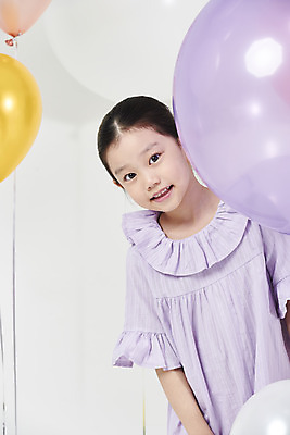 포토 JPG 스튜디오촬영 여자 어린이 실내 한명 서기 미소 누끼 소녀 이벤트 상반신 앞모습 파티 한국인 즐거움 흰배경 풍선 소녀한명만 국내포토 1 감정 뷰포인트 백그라운드 모션 표정 사람 동양인 내부 흰색 여자한명만 소녀만 파일형식