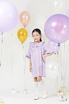 포토 JPG 스튜디오촬영 전신 여자 어린이 실내 한명 서기 미소 누끼 소녀 이벤트 앞모습 선물상자 파티 한국인 즐거움 흰배경 풍선 소녀한명만 국내포토 1 감정 뷰포인트 백그라운드 모션 표정 선물 사람 동양인 내부 상자 흰색 여자한명만 소녀만 파일형식