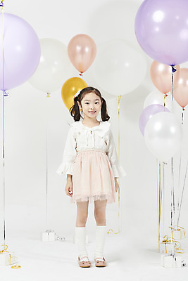 포토 JPG 스튜디오촬영 전신 여자 어린이 실내 한명 서기 미소 누끼 소녀 이벤트 앞모습 선물상자 파티 한국인 즐거움 흰배경 풍선 소녀한명만 국내포토 1 감정 뷰포인트 백그라운드 모션 표정 선물 사람 동양인 내부 상자 흰색 여자한명만 소녀만 파일형식