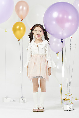 포토 JPG 스튜디오촬영 전신 여자 어린이 실내 한명 서기 미소 누끼 소녀 이벤트 앞모습 선물상자 파티 한국인 즐거움 흰배경 풍선 소녀한명만 국내포토 1 감정 뷰포인트 백그라운드 모션 표정 선물 사람 동양인 내부 상자 흰색 여자한명만 소녀만 파일형식