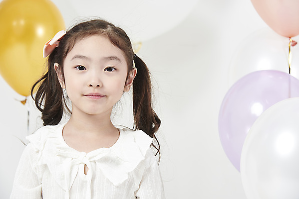 포토 JPG 스튜디오촬영 여자 어린이 실내 한명 서기 미소 누끼 소녀 이벤트 상반신 앞모습 파티 한국인 즐거움 흰배경 풍선 소녀한명만 국내포토 1 감정 뷰포인트 백그라운드 모션 표정 사람 동양인 내부 흰색 여자한명만 소녀만 파일형식