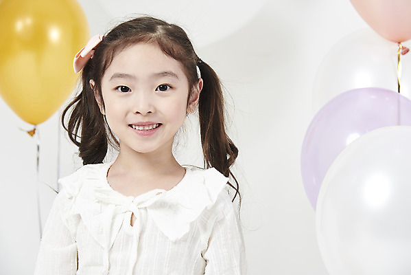 포토 JPG 스튜디오촬영 여자 어린이 실내 한명 서기 미소 누끼 소녀 이벤트 상반신 앞모습 파티 한국인 즐거움 흰배경 풍선 소녀한명만 국내포토 1 감정 뷰포인트 백그라운드 모션 표정 사람 동양인 내부 흰색 여자한명만 소녀만 파일형식