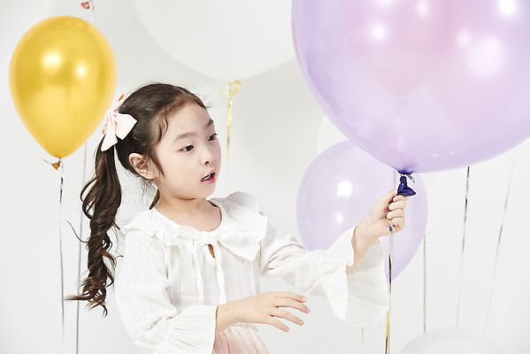 포토 JPG 스튜디오촬영 응시 여자 어린이 실내 한명 서기 누끼 소녀 이벤트 상반신 옆모습 파티 한국인 잡기 즐거움 흰배경 풍선 소녀한명만 국내포토 1 시선 감정 뷰포인트 백그라운드 모션 사람 동양인 내부 흰색 여자한명만 소녀만 파일형식