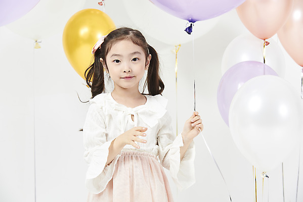 포토 JPG 스튜디오촬영 여자 어린이 실내 한명 서기 미소 누끼 소녀 이벤트 상반신 앞모습 파티 한국인 잡기 즐거움 흰배경 풍선 소녀한명만 국내포토 1 감정 뷰포인트 백그라운드 모션 표정 사람 동양인 내부 흰색 여자한명만 소녀만 파일형식