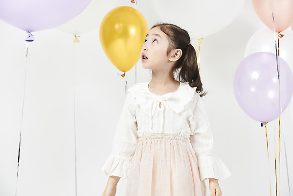 포토 JPG 스튜디오촬영 응시 여자 어린이 실내 한명 서기 누끼 소녀 이벤트 상반신 앞모습 파티 한국인 올려보기 즐거움 흰배경 풍선 소녀한명만 국내포토 1 시선 감정 뷰포인트 백그라운드 모션 사람 동양인 내부 흰색 여자한명만 소녀만 파일형식