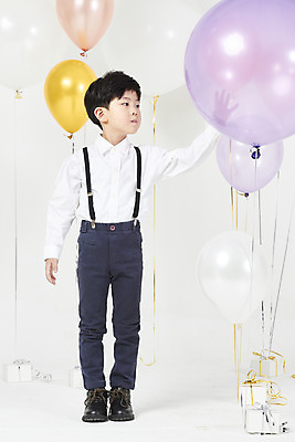 포토 JPG 스튜디오촬영 전신 남자 어린이 실내 한명 서기 누끼 이벤트 소년 앞모습 선물상자 파티 만지기 한국인 즐거움 흰배경 풍선 소년한명만 국내포토 1 감정 뷰포인트 백그라운드 모션 선물 사람 동양인 내부 상자 흰색 남자한명만 소년만 파일형식
