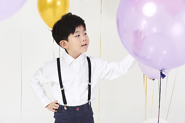 포토 JPG 스튜디오촬영 응시 남자 어린이 허리손 실내 한명 서기 누끼 이벤트 소년 상반신 앞모습 파티 만지기 한국인 즐거움 흰배경 풍선 소년한명만 국내포토 1 시선 감정 뷰포인트 포즈 백그라운드 모션 사람 동양인 내부 흰색 남자한명만 소년만 파일형식