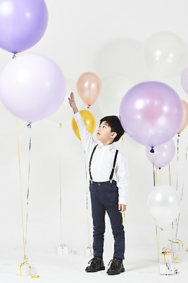 포토 JPG 스튜디오촬영 전신 응시 남자 어린이 실내 한명 서기 누끼 이벤트 소년 옆모습 선물상자 파티 한국인 즐거움 흰배경 풍선 손뻗기 소년한명만 국내포토 1 시선 감정 뷰포인트 백그라운드 모션 선물 사람 동양인 내부 상자 흰색 남자한명만 소년만 파일형식