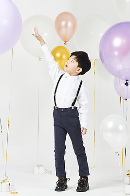 포토 JPG 스튜디오촬영 전신 응시 남자 어린이 실내 한명 서기 누끼 이벤트 소년 앞모습 선물상자 파티 한국인 즐거움 흰배경 풍선 손뻗기 소년한명만 국내포토 1 시선 감정 뷰포인트 백그라운드 모션 선물 사람 동양인 내부 상자 흰색 남자한명만 소년만 파일형식
