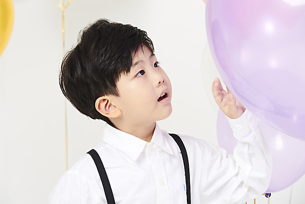 포토 JPG 스튜디오촬영 응시 남자 어린이 실내 한명 서기 누끼 이벤트 소년 상반신 옆모습 파티 한국인 즐거움 흰배경 풍선 소년한명만 국내포토 1 시선 감정 뷰포인트 백그라운드 모션 사람 동양인 내부 흰색 남자한명만 소년만 파일형식