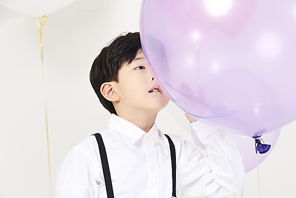 포토 JPG 스튜디오촬영 응시 남자 어린이 실내 한명 서기 누끼 이벤트 소년 상반신 앞모습 파티 한국인 즐거움 흰배경 풍선 소년한명만 국내포토 1 시선 감정 뷰포인트 백그라운드 모션 사람 동양인 내부 흰색 남자한명만 소년만 파일형식