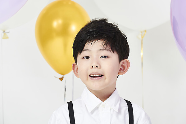 포토 JPG 스튜디오촬영 남자 어린이 실내 한명 서기 미소 누끼 이벤트 소년 상반신 앞모습 파티 한국인 즐거움 흰배경 풍선 소년한명만 국내포토 1 감정 뷰포인트 백그라운드 모션 표정 사람 동양인 내부 흰색 남자한명만 소년만 파일형식