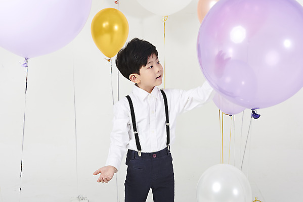 포토 JPG 스튜디오촬영 응시 남자 어린이 실내 한명 서기 누끼 이벤트 소년 상반신 앞모습 파티 만지기 한국인 즐거움 흰배경 풍선 소년한명만 국내포토 1 시선 감정 뷰포인트 백그라운드 모션 사람 동양인 내부 흰색 남자한명만 소년만 파일형식
