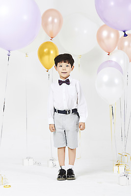 포토 JPG 스튜디오촬영 전신 남자 어린이 실내 한명 서기 미소 누끼 이벤트 소년 앞모습 선물상자 파티 한국인 즐거움 흰배경 풍선 소년한명만 국내포토 1 감정 뷰포인트 백그라운드 모션 표정 선물 사람 동양인 내부 상자 흰색 남자한명만 소년만 파일형식