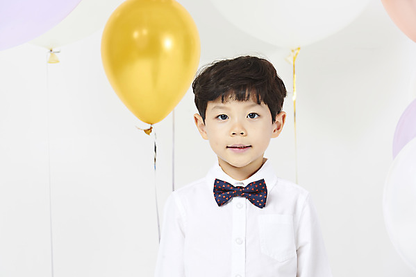 포토 JPG 스튜디오촬영 남자 어린이 실내 한명 서기 미소 누끼 이벤트 소년 상반신 앞모습 파티 한국인 즐거움 흰배경 풍선 소년한명만 국내포토 1 감정 뷰포인트 백그라운드 모션 표정 사람 동양인 내부 흰색 남자한명만 소년만 파일형식