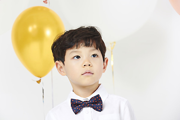포토 JPG 스튜디오촬영 응시 남자 어린이 실내 한명 서기 누끼 이벤트 소년 상반신 앞모습 파티 한국인 즐거움 흰배경 풍선 소년한명만 국내포토 1 시선 감정 뷰포인트 백그라운드 모션 사람 동양인 내부 흰색 남자한명만 소년만 파일형식