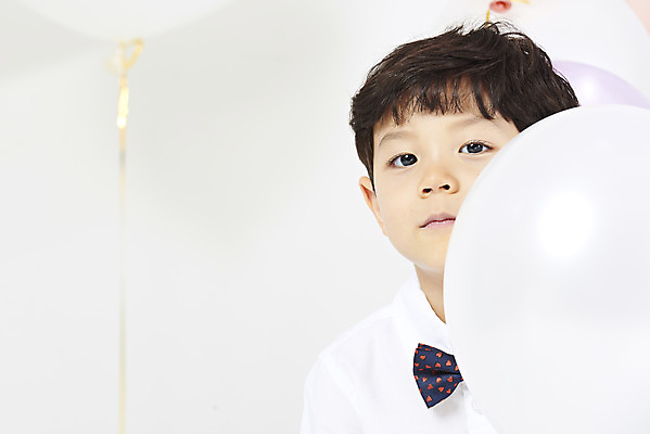 포토 JPG 스튜디오촬영 남자 어린이 실내 한명 서기 미소 누끼 이벤트 소년 상반신 앞모습 파티 한국인 즐거움 흰배경 풍선 소년한명만 국내포토 1 감정 뷰포인트 백그라운드 모션 표정 사람 동양인 내부 흰색 남자한명만 소년만 파일형식