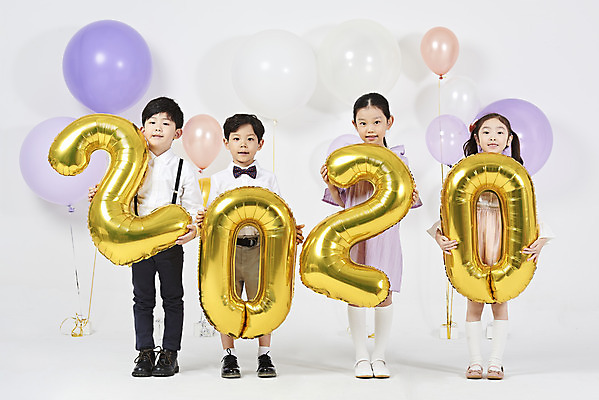 포토 JPG 스튜디오촬영 전신 여자 남자 어린이 새해 실내 서기 미소 들기 누끼 소녀 이벤트 소년 여러명 앞모습 숫자 파티 한국인 즐거움 흰배경 풍선 어린이만 2020년 국내포토 문자 감정 뷰포인트 다수 백그라운드 모션 표정 사람 동양인 내부 흰색 연도 파일형식