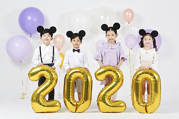 포토 JPG 스튜디오촬영 전신 여자 남자 어린이 새해 실내 서기 누끼 소녀 이벤트 소년 여러명 앞모습 숫자 파티 한국인 머리띠 즐거움 흰배경 풍선 어린이만 2020년 국내포토 문자 감정 뷰포인트 다수 백그라운드 장신구 모션 사람 동양인 내부 흰색 연도 파일형식