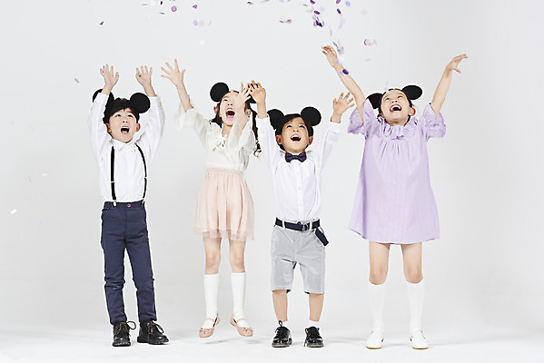 포토 JPG 스튜디오촬영 전신 여자 남자 행복 어린이 실내 서기 누끼 소녀 이벤트 소년 여러명 앞모습 파티 손들기 점프 한국인 머리띠 던지기 즐거움 흰배경 꽃가루 어린이만 국내포토 감정 뷰포인트 다수 백그라운드 장신구 모션 사람 동양인 내부 흰색 가루 파일형식