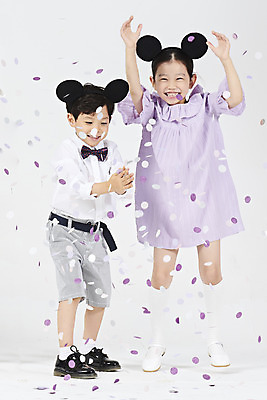 포토 JPG 스튜디오촬영 전신 여자 남자 행복 어린이 장난 실내 서기 미소 누끼 소녀 이벤트 소년 두명 앞모습 파티 점프 한국인 머리띠 즐거움 흰배경 꽃가루 어린이만 국내포토 감정 뷰포인트 백그라운드 장신구 모션 표정 사람 동양인 내부 흰색 가루 파일형식