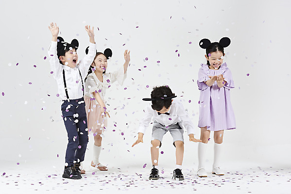 포토 JPG 스튜디오촬영 전신 여자 남자 행복 어린이 장난 실내 서기 누끼 소녀 이벤트 소년 여러명 앞모습 파티 한국인 머리띠 던지기 뿌리기 즐거움 흰배경 꽃가루 어린이만 국내포토 감정 뷰포인트 다수 백그라운드 장신구 모션 사람 동양인 내부 흰색 가루 파일형식