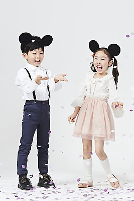 포토 JPG 스튜디오촬영 전신 여자 남자 행복 어린이 실내 서기 미소 누끼 소녀 이벤트 소년 두명 앞모습 파티 한국인 머리띠 뿌리기 즐거움 흰배경 꽃가루 어린이만 국내포토 감정 뷰포인트 백그라운드 장신구 모션 표정 사람 동양인 내부 흰색 가루 파일형식