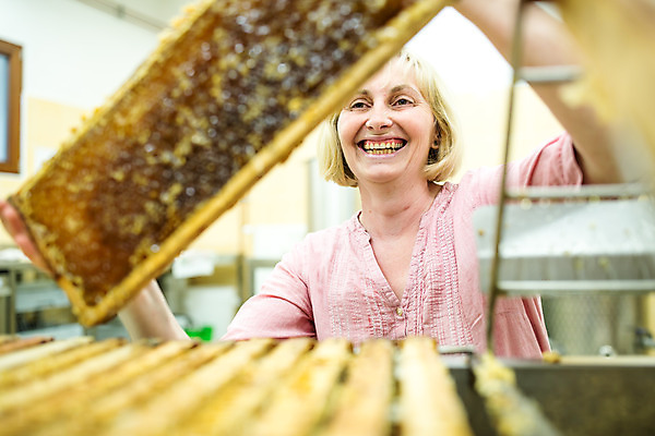 포토 JPG 서양인 외국인 응시 여자 로우앵글 40대 중년 농업 실내 한명 서기 미소 들기 사람 상반신 앞모습 꿀벌 체코 꿀 벌집 벌꿀 양봉 양봉업 중년여자한명만 국내포토 1 시선 유럽 산업 뷰포인트 모션 표정 인종 성인 내부 벌_곤충 여자한명만 중년여자만 파일형식