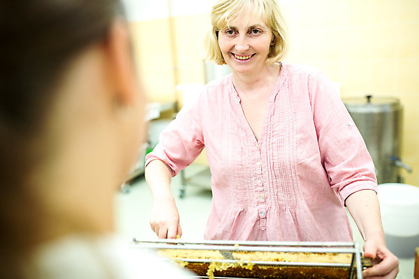 포토 JPG 서양인 외국인 응시 여자 40대 중년 농업 실내 서기 미소 사람 상반신 20대 성인 두명 앞모습 뒷모습 꿀벌 체코 꿀 벌집 벌꿀 양봉 양봉업 여자만 긁기 국내포토 시선 유럽 산업 뷰포인트 모션 표정 인종 청년 내부 벌_곤충 파일형식