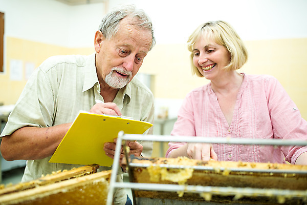 포토 JPG 서양인 외국인 응시 여자 남자 40대 중년 농업 실내 대화 서기 미소 사람 상반신 두명 앞모습 꿀벌 70대 체코 꿀 벌집 벌꿀 양봉 양봉업 국내포토 시선 노년 유럽 산업 뷰포인트 모션 표정 말하기 인종 성인 내부 벌_곤충 파일형식