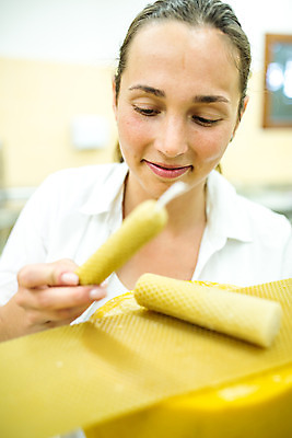 포토 JPG 서양인 외국인 응시 여자 농업 초 실내 한명 서기 미소 들기 사람 상반신 20대 성인 앞모습 꿀벌 체코 꿀 밀랍 벌꿀 양봉 양봉업 성인여자한명만 국내포토 1 시선 유럽 산업 뷰포인트 모션 표정 인종 청년 내부 벌_곤충 여자한명만 성인여자만 파일형식