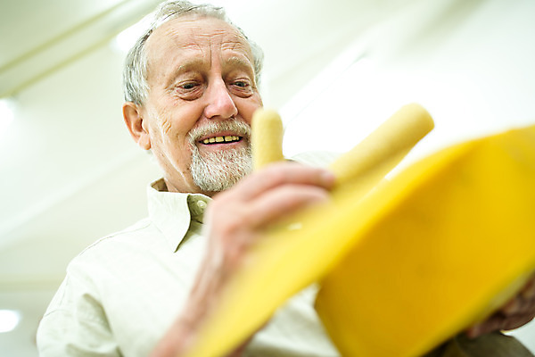 포토 JPG 서양인 외국인 응시 노년 남자 로우앵글 농업 초 실내 한명 미소 들기 사람 상반신 앞모습 꿀벌 70대 체코 꿀 밀랍 벌꿀 양봉 양봉업 노인남자한명만 국내포토 1 시선 유럽 산업 뷰포인트 모션 표정 인종 성인 내부 벌_곤충 남자한명만 노인남자만 파일형식