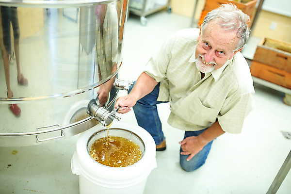포토 JPG 전신 서양인 외국인 응시 노년 남자 농업 실내 한명 미소 사람 앉기 앞모습 하이앵글 꿀벌 70대 체코 꿀 벌꿀 양봉 양봉업 노인남자한명만 국내포토 1 시선 유럽 산업 뷰포인트 모션 표정 인종 성인 내부 벌_곤충 남자한명만 노인남자만 파일형식