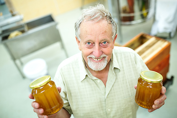 포토 JPG 서양인 외국인 노년 남자 농업 유리병 실내 한명 서기 미소 들기 사람 상반신 앞모습 하이앵글 꿀벌 70대 체코 꿀 벌꿀 양봉 양봉업 노인남자한명만 국내포토 1 유럽 산업 뷰포인트 모션 병_용기 표정 인종 성인 내부 벌_곤충 남자한명만 노인남자만 파일형식