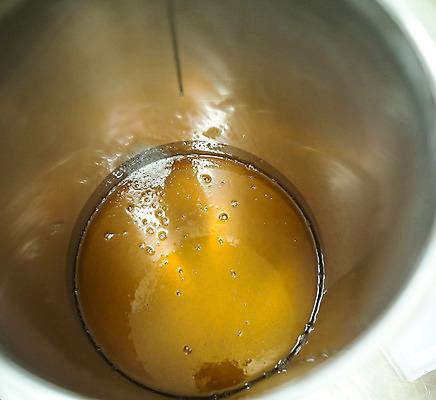 포토 JPG 농업 실내 통 사람없음 꿀벌 담기 체코 꿀 벌꿀 양봉 양봉업 국내포토 유럽 산업 모션 내부 벌_곤충 파일형식