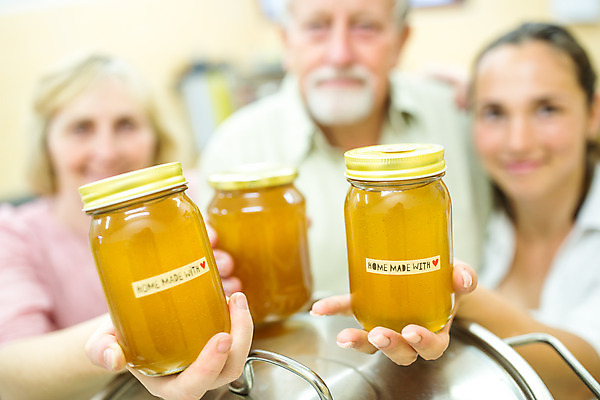 포토 JPG 서양인 외국인 손 응시 여자 노년 남자 40대 중년 농업 유리병 실내 서기 들기 사람 상반신 20대 성인 앞모습 세명 꿀벌 손내밀기 70대 체코 꿀 벌꿀 양봉 양봉업 국내포토 시선 유럽 산업 뷰포인트 모션 병_용기 인종 손짓 청년 내부 신체부위 벌_곤충 파일형식