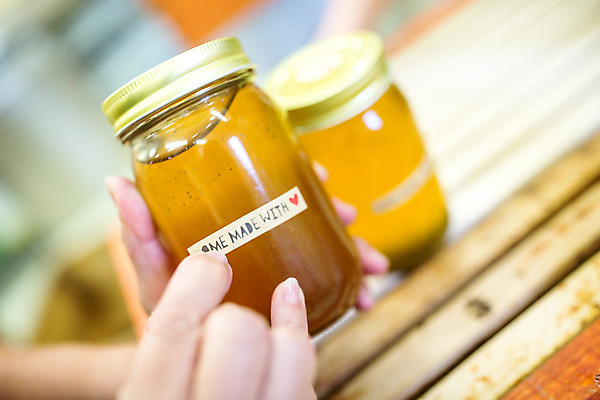 포토 JPG 서양인 외국인 손 여자 스티커 농업 유리병 실내 한명 사람 20대 성인 신체부위 꿀벌 체코 꿀 벌꿀 붙이기 양봉 양봉업 성인여자한명만 국내포토 1 유럽 산업 모션 병_용기 인종 청년 내부 벌_곤충 여자한명만 성인여자만 파일형식